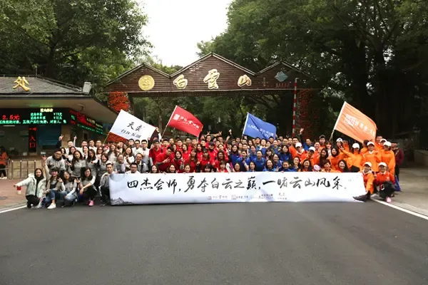 重庆一名大学生暑假去跑外卖辛苦1个月咬牙跑下400多单本该有2400多元工资哪料离职时被站点东扣西扣竟还倒欠公司2块！扣款名目很奇葩：不足工时费、工服折旧、住宿费、旷工工资等。说到旷工罚款站长的说辞蛮横又荒唐：只要没干满3个月就算擅自必须扣6块。律师：随意罚款涉嫌违法！(图1)